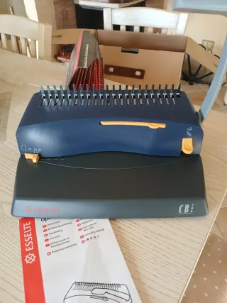 Rilegatrice Esselte CB 200 completa di scatola