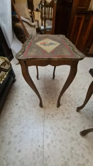 Mesa auxiliar vintage con bandeja decorada