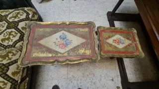 Mesa auxiliar vintage con bandeja decorada