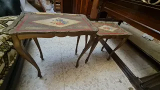 Mesa auxiliar vintage con bandeja decorada