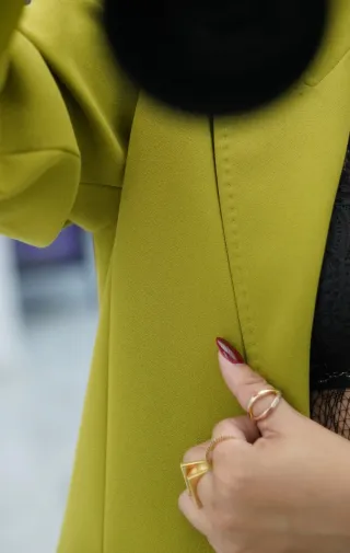 Blazer con cinturón a tono Olive green Zara 