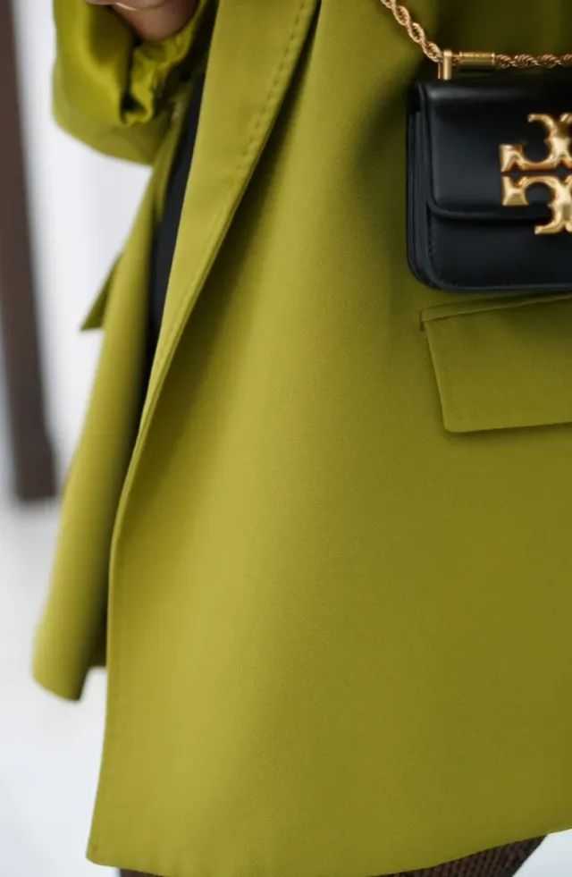 Blazer con cinturón a tono Olive green Zara