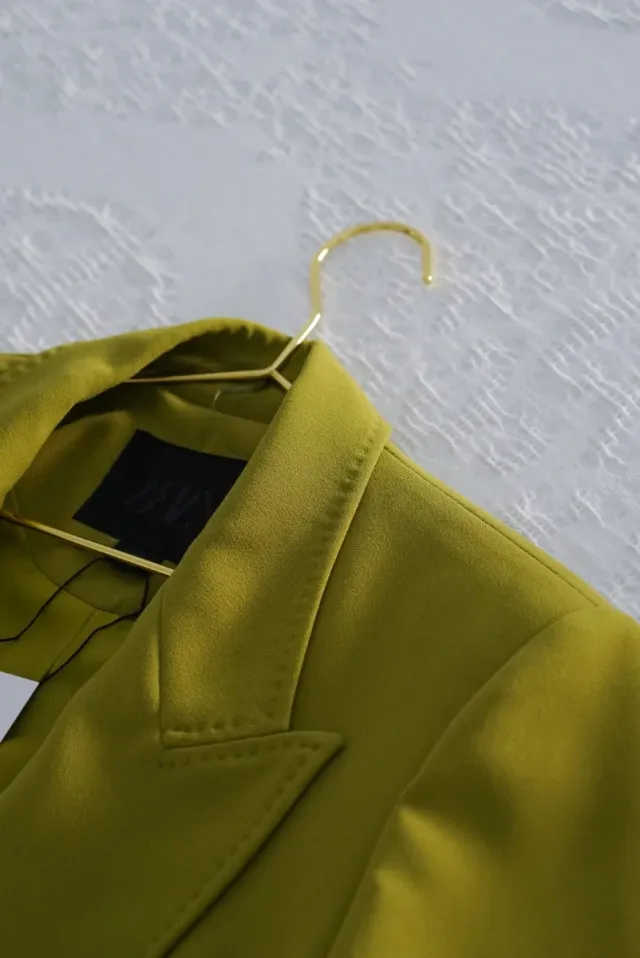 Blazer con cinturón a tono Olive green Zara