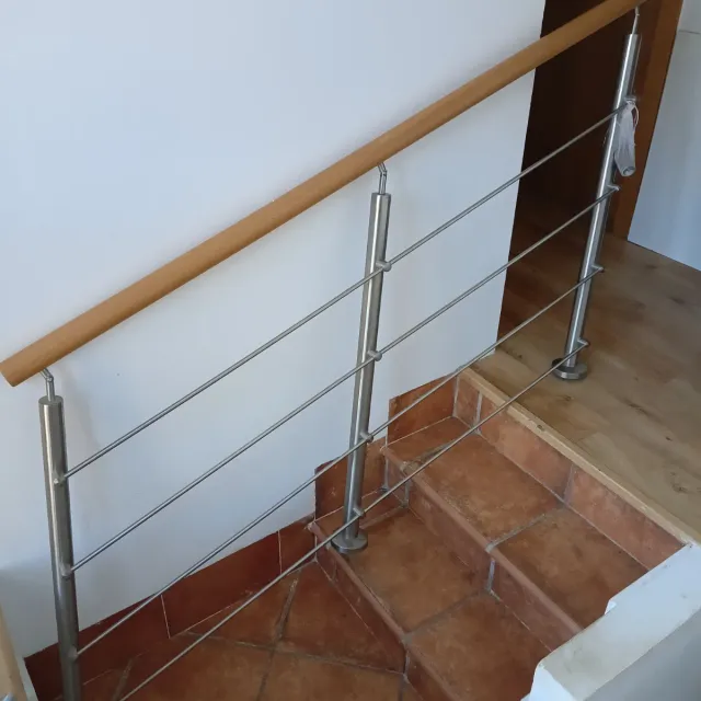 Barandilla articulada de madera e inox. 100×170