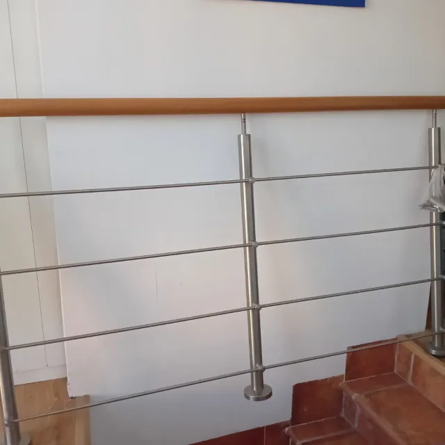 Barandilla articulada de madera e inox. 100×170