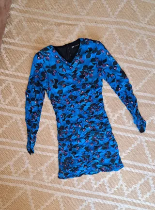 Vestido Zara azul con estampado floral.