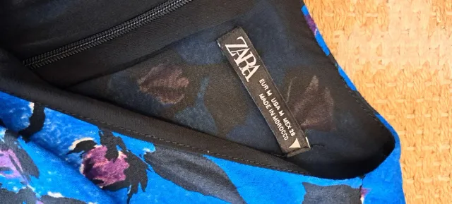 Vestido Zara azul con estampado floral.