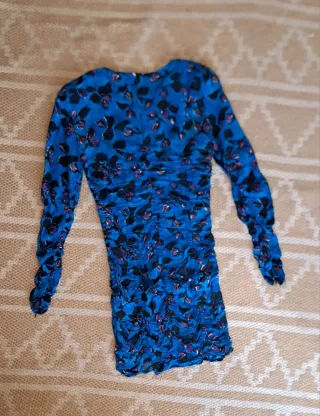 Vestido Zara azul con estampado floral.