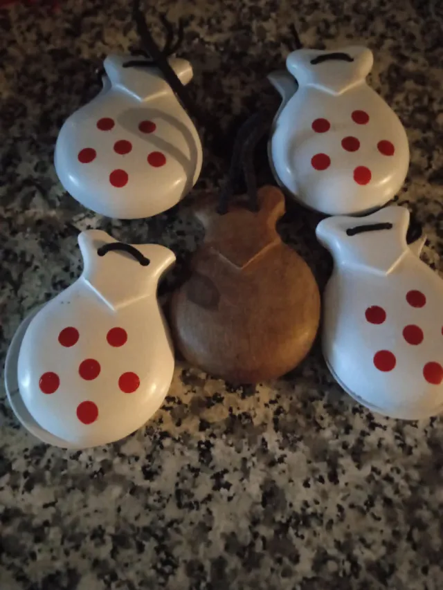 Castañuelas blancas y madera