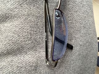 Gafas de sol azules y plateadas