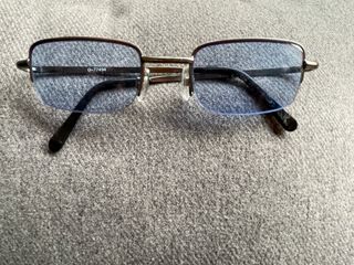 Gafas de sol azules y plateadas