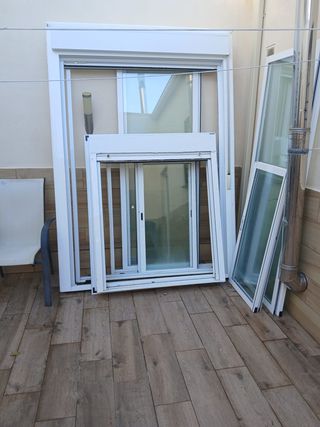 Ventana balconera con mosquitera enrollable