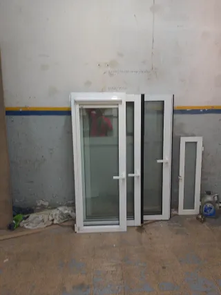 Ventana PVC Blanca Exposición Cristal