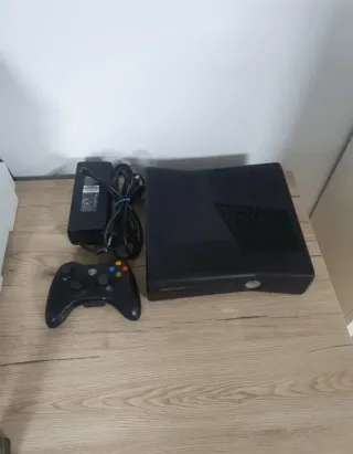 Xbox 360 Slim 4GB Negra + Mando y Cables