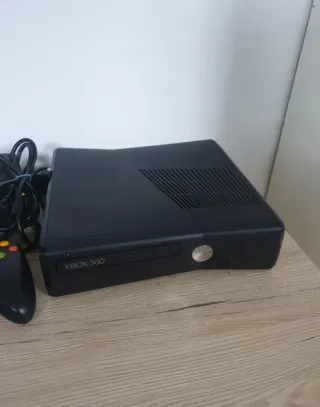 Xbox 360 Slim 4GB Negra + Mando y Cables