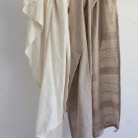 Manta ou plaid marrom claro texturizado