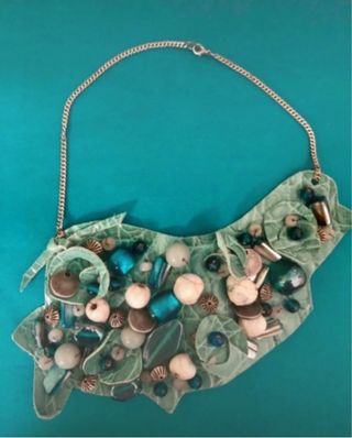 Collana in vera pelle blu e verde