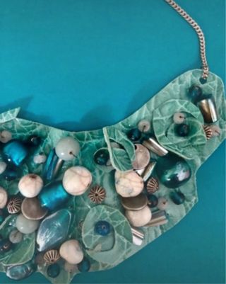 Collana in vera pelle blu e verde