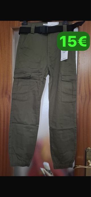 Pantalón cargo verde con cinturón