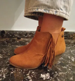 Botas marrones con flecos