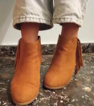 Botas marrones con flecos