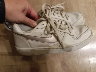 Zapatillas Nike Blancas y Plateadas