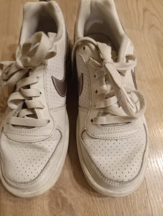 Zapatillas Nike Blancas y Plateadas