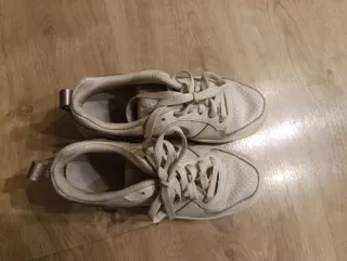 Zapatillas Nike Blancas y Plateadas