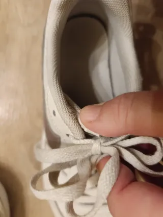 Zapatillas Nike Blancas y Plateadas