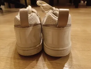 Zapatillas Nike Blancas y Plateadas