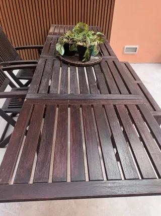 Mesa de exterior con mantel