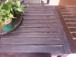 Mesa de exterior con mantel