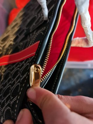 Bolso CH  Negro y Rojo.