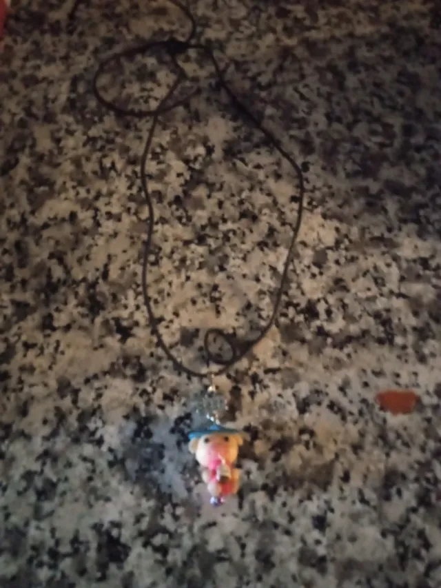 Colgante con figura de oso