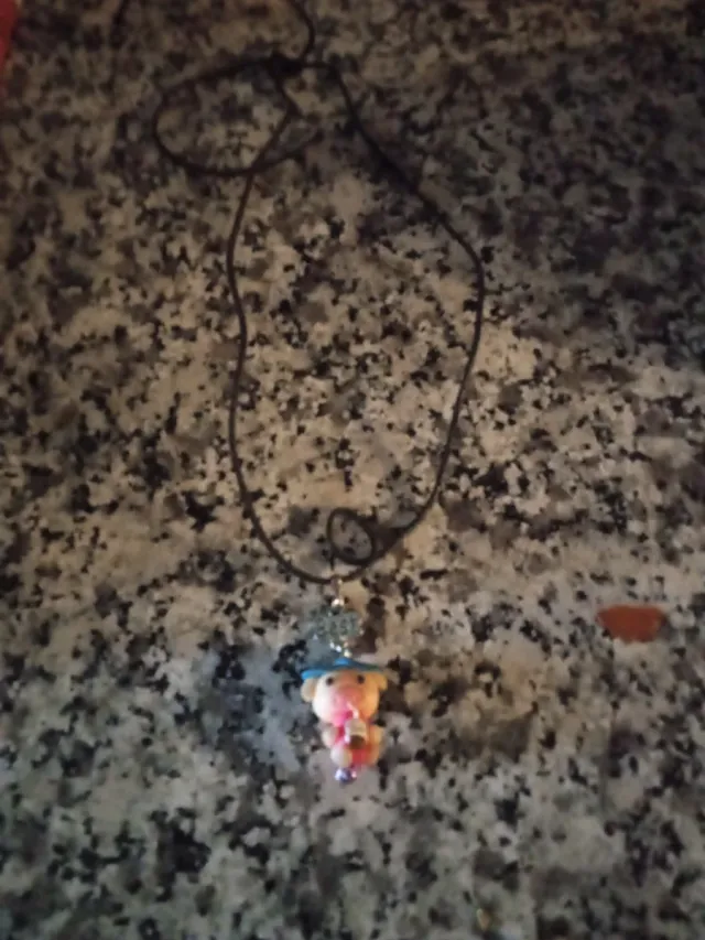 Colgante con figura de oso