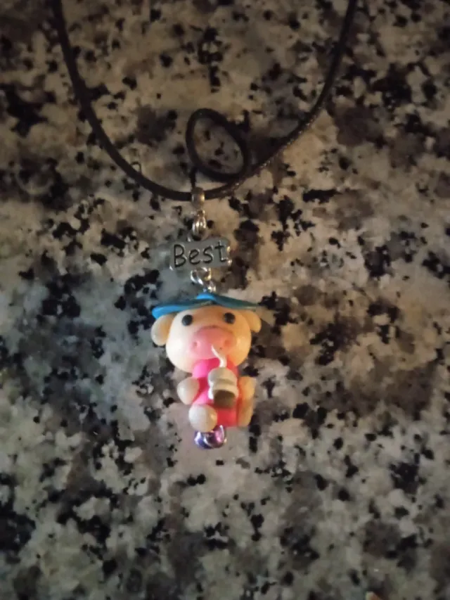 Colgante con figura de oso