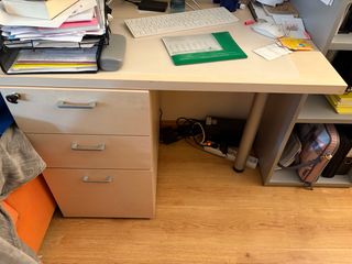 Escritorio con cajones y cerradura