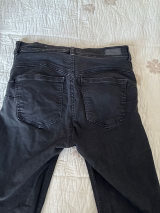 Pantalón vaquero pitillo negro Pull&Bear T.38