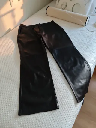 Pantalón negro efecto piel