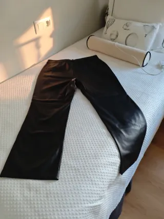 Pantalón negro efecto piel