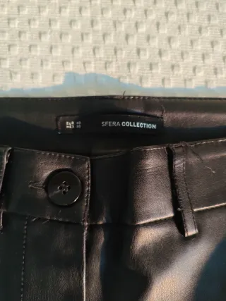 Pantalón negro efecto piel