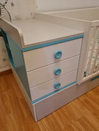 Cuna convertible con cambiador y cajones.