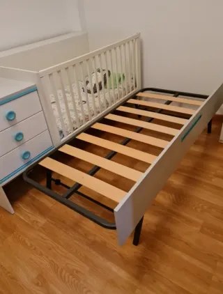 Cuna convertible con cambiador y cajones.