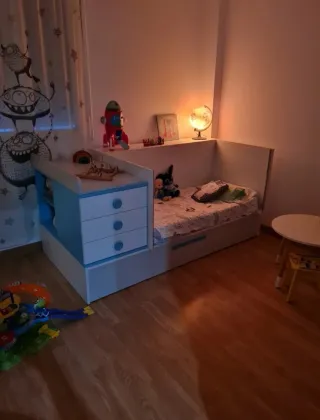 Cuna convertible con cambiador y cajones.