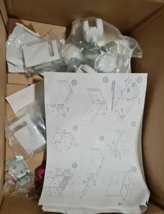 Cuna convertible con cambiador y cajones.