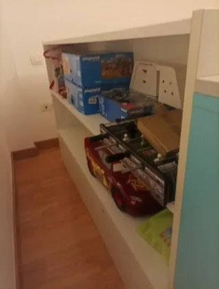 Cuna convertible con cambiador y cajones.