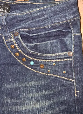 Pantalón vaquero corto con tachuelas