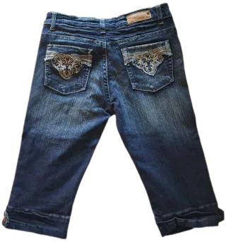 Pantalón vaquero corto con tachuelas