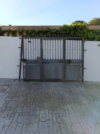 Puerta exterior hierro 2.80 ancha x 2.14 alta 700€