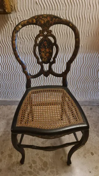 Mesa de centro antigua con flores